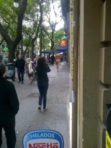 Hombre desnudo pasea por el centro de Valencia.