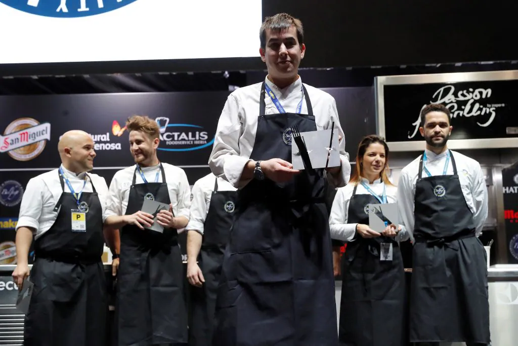 El chef español Nanín Pérez, del restaurante Murri, en Alicante, ha sido el galardonado como ganador en la categoría de Cocinero Revelación 2018. EFE/ Juan Carlos Hidalgo