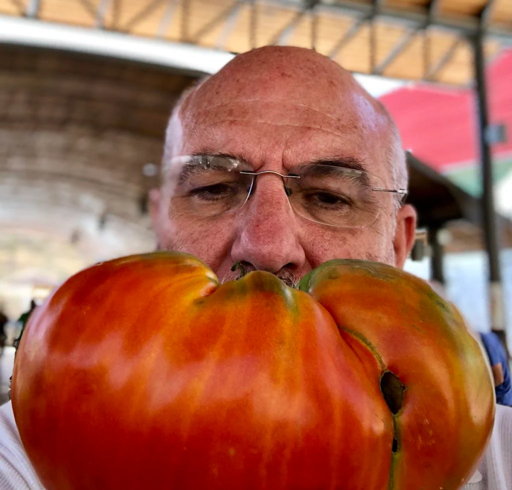 Los tomates de Conin de Fernando Huidbro. Fotografía de su Twitter. 