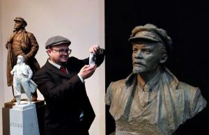 Exposición con imágenes de Lenin.